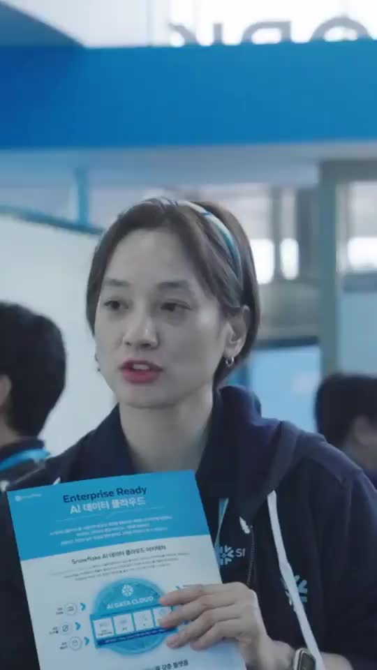 Areum Seo demoing Snowflake CoWork at Snowflake World Tour Seoul